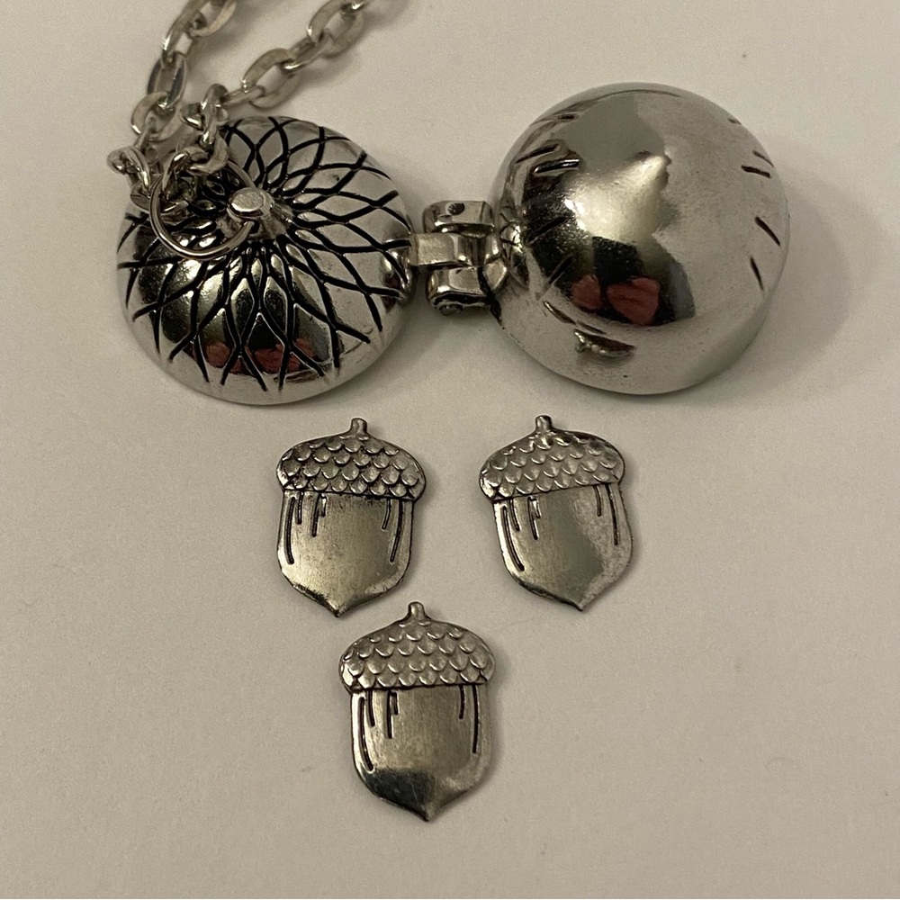 Acorn Pendant Necklace Silver Tone Locket With Three Acorn Charms